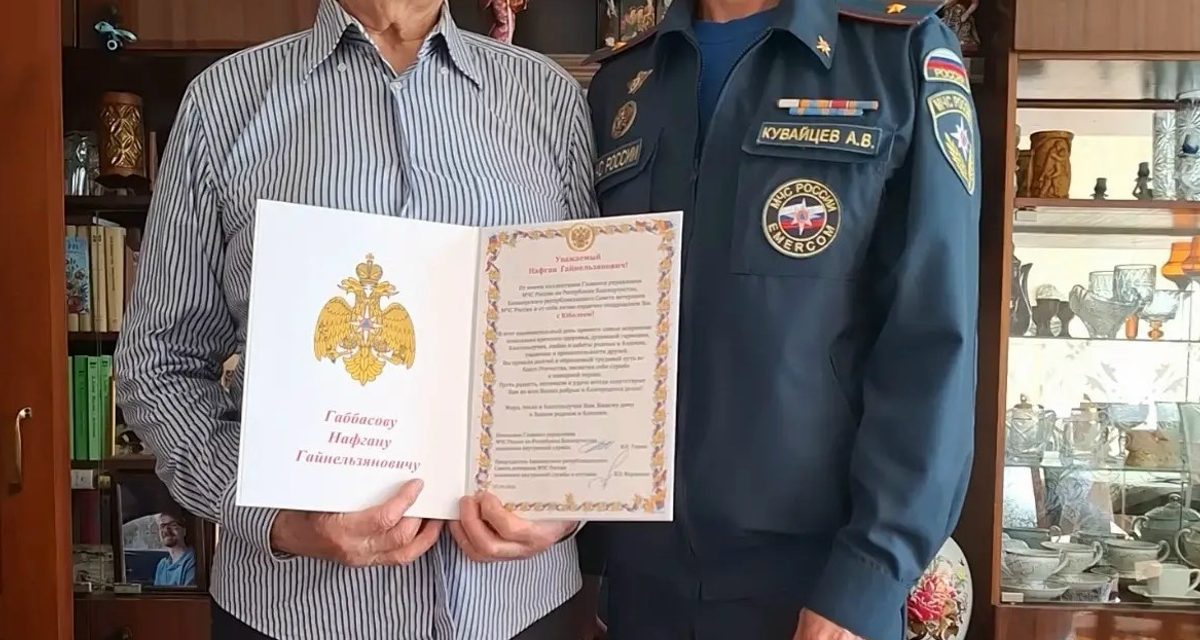 Ветеран пожарной службы Нафган Габбасов отметил 85-летие дома, куда приехали коллеги МЧС