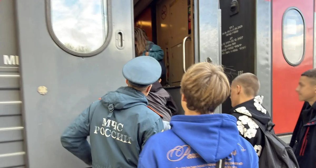 Сотрудники МЧС помогли детям из ЛНР отправиться с вокзала в лагеря Башкортостана